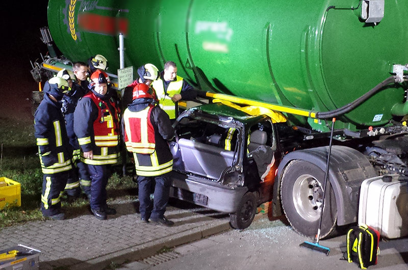 wehrmaenner_um_kfz_unter_lkw_uebung
