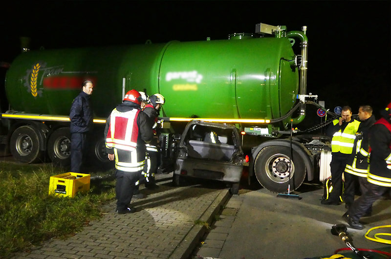 kfz_unter_lkw_uebung