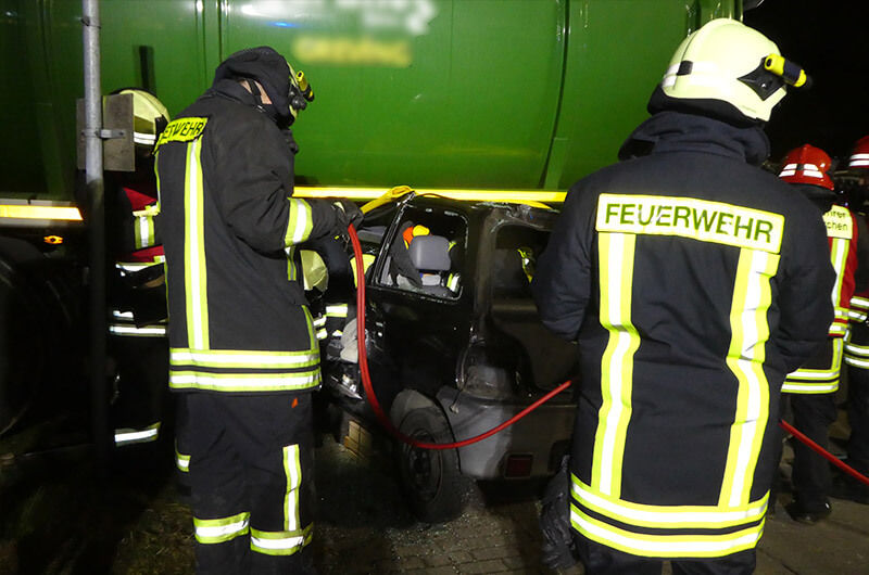 spreizer_einsatz_kfz_unter_lkw_uebung