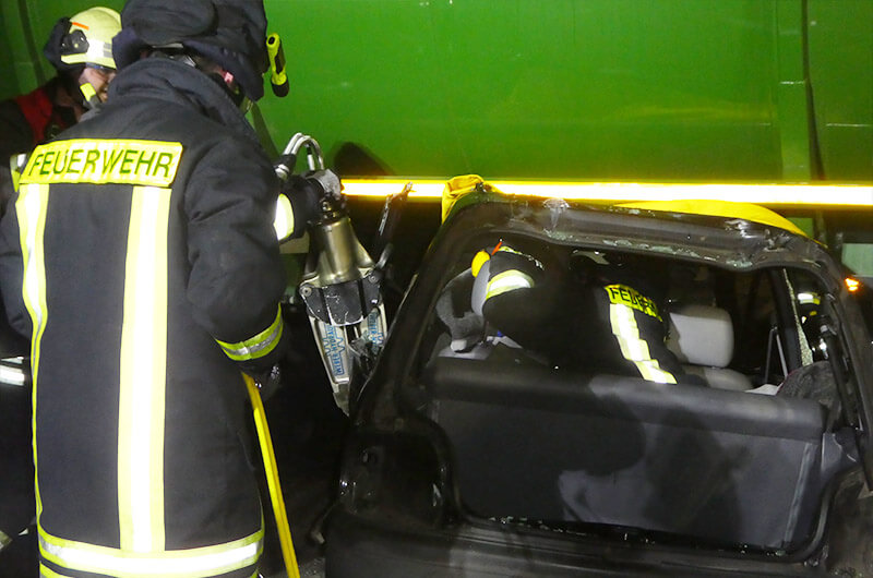 spreizer_einsatz_kfz_unter_lkw_uebung