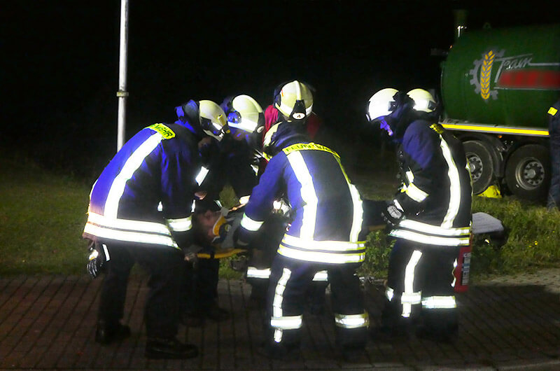 bergung_patient_trage_wehrmaenner