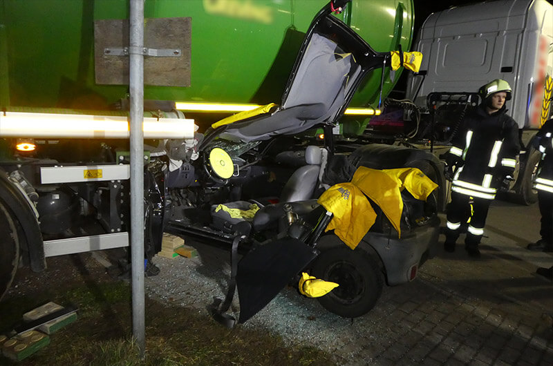 aufgeschnitten_kfz_unter_lkw_uebung