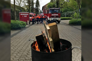 jf_ubeung_ostern_feuerholz_im_fass