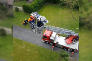 jf_ubeung_ostern_tragehilfe_drehleiter