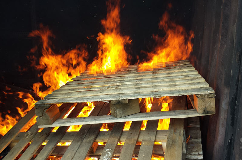 container_paletten_feuer_brennt