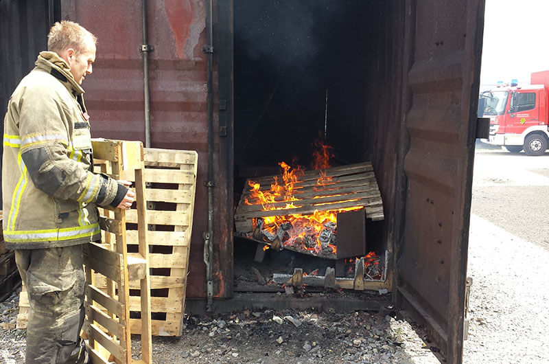 container_paletten_feuer_nachschub