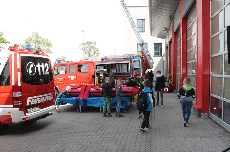 bst18_vly_vorn_besucher_schlauchboot_MZF