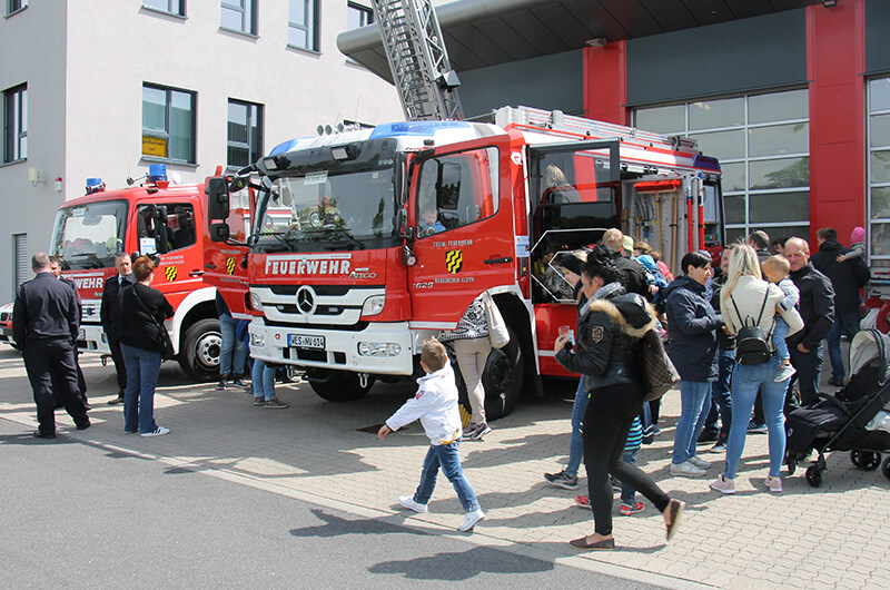 bst18_vly_vorn_besucher_fahrzeuge