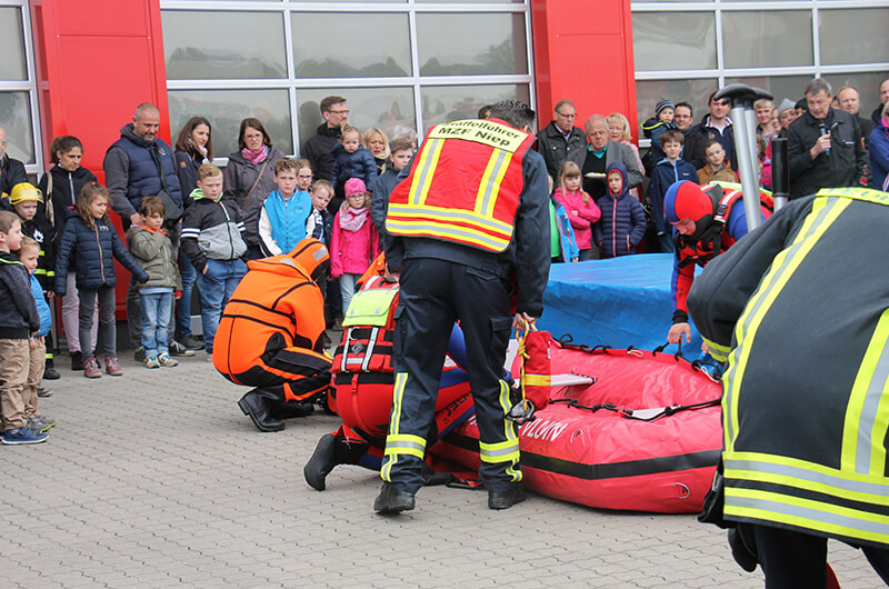 bst18_vly_vorn_nieper_wasserrettungsshow