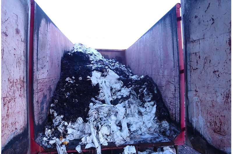 ez_0605_18_0006_DSC01077 ez_0605_18_container_feuchtuecher_brandreste