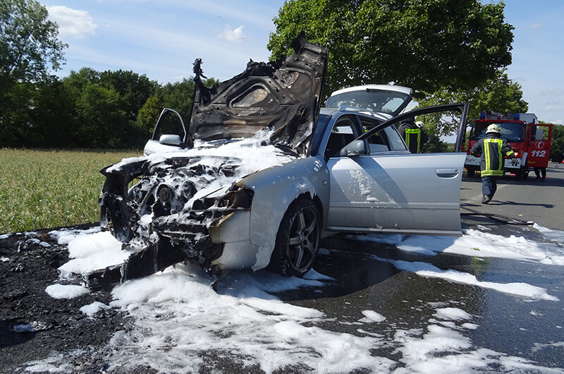 ez_0408_18_03 ez_040818_eingeschaeumte_front_brandauto_seite
