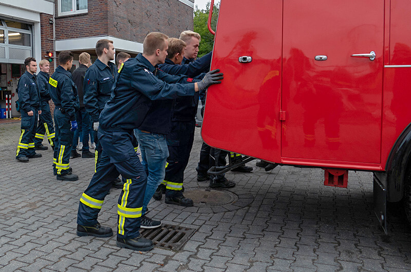 spendenaktion_tlf_historisch_wehr_schiebt