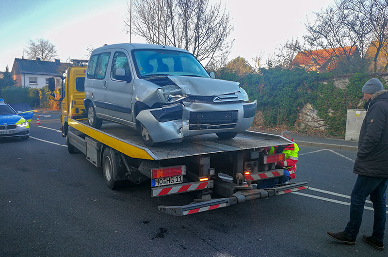 ez_2812_18_VU_0002 281218_unfallfahrzeug_auf_abschlepper_II