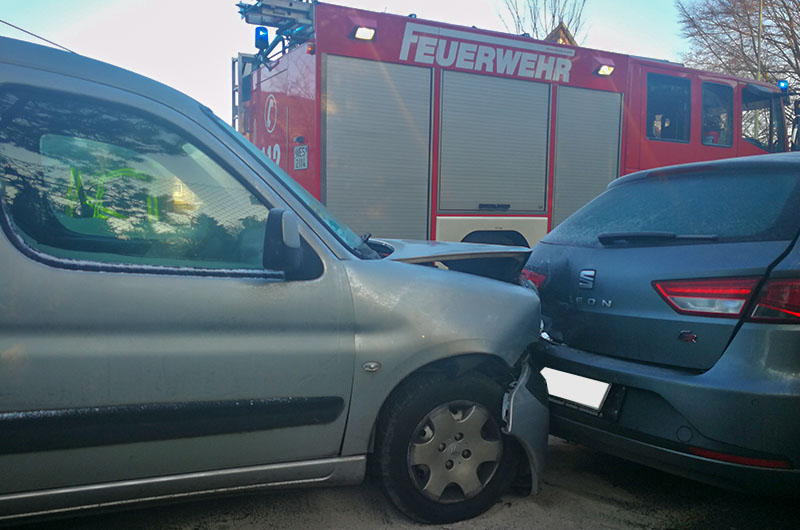 ez_2812_18_VU_0008 281218_unfallfahrzeug_aufgefahren_nahaufn