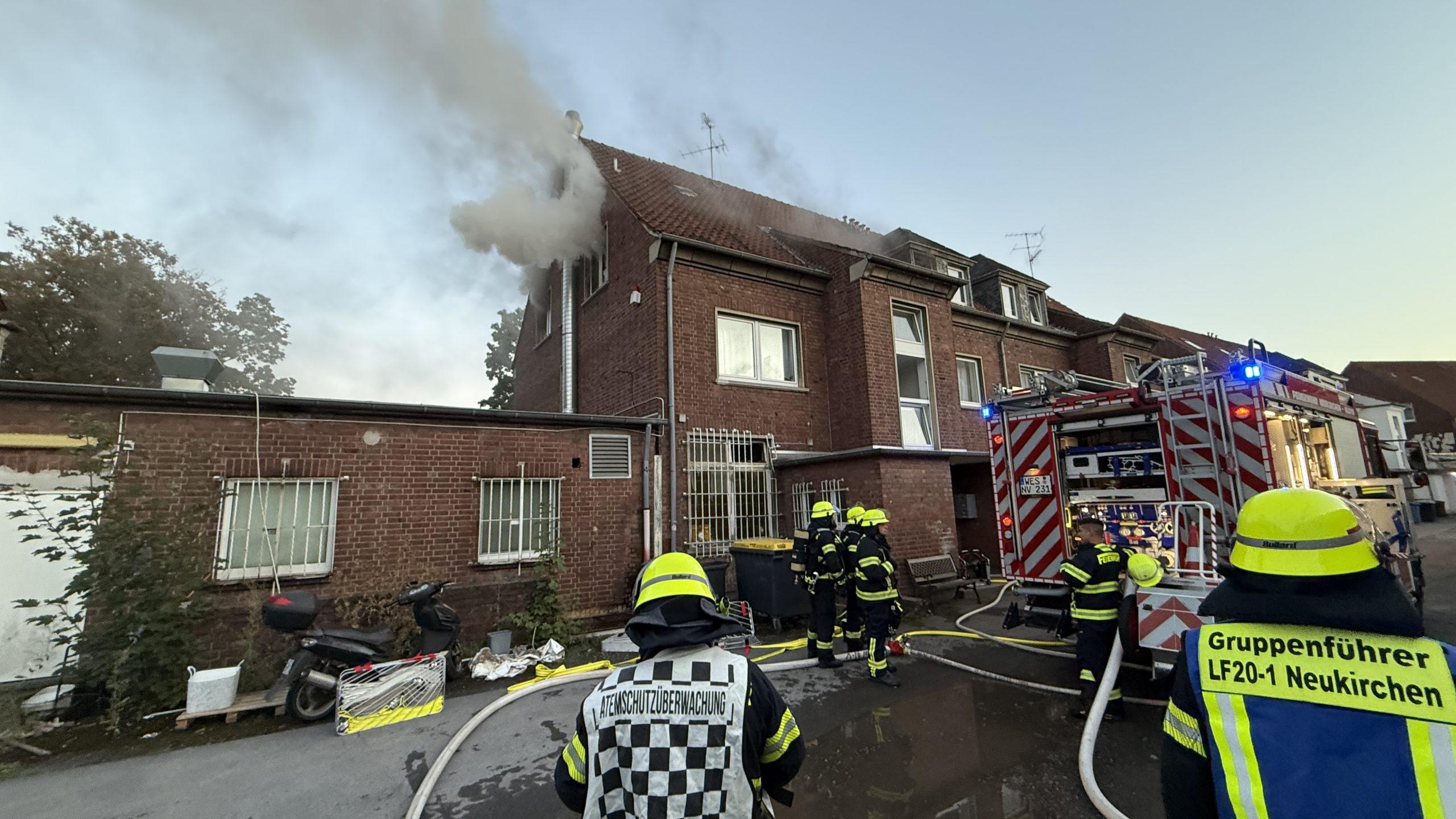 B3Y - Zimmerbrand mit Menschenleben in Gefahr